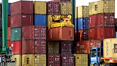 Arquivo: contentores de navios são movimentados no porto de Sines, em Sines, no sul de Portugal, a 12 de fevereiro de 2020.