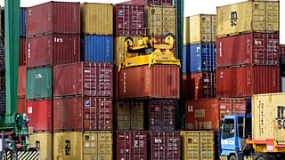 Arquivo: contentores de navios são movimentados no porto de Sines, em Sines, no sul de Portugal, a 12 de fevereiro de 2020.