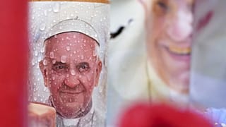 Kerzen und Blumen für Papst Franziskus vor der Poliklinik Gemelli in Rom, 25. Februar 2025