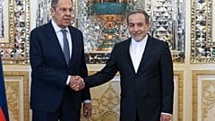  وزير الخارجية الروسي سيرغي لافروف، إلى اليسار، ووزير الخارجية الإيراني عباس عراقجي يتصافحان خلال اجتماعهما في طهران، إيران، الثلاثاء، 25 فبراير/شباط 2025