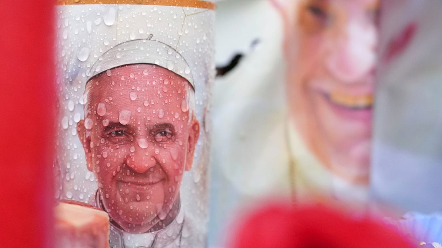 Una vela con la imagen del Papa Francisco.