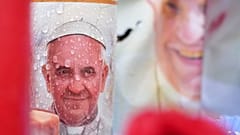 Una vela con la imagen del Papa Francisco.