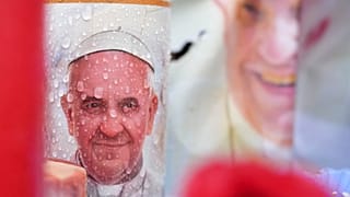 Una vela con la imagen del Papa Francisco.