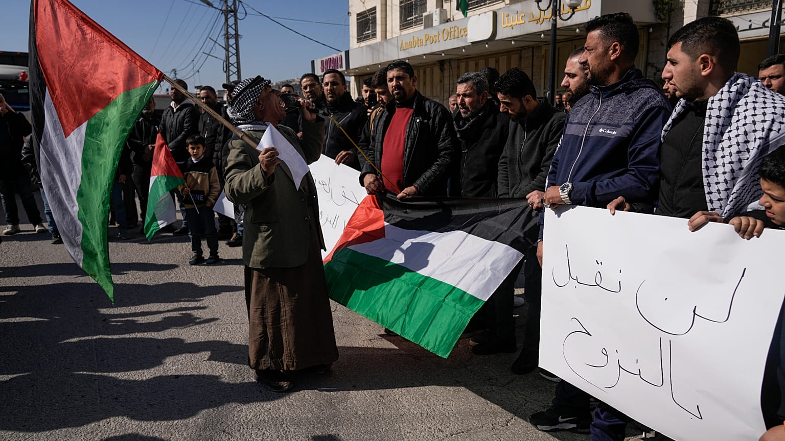 الفلسطينيون الذين طردتهم إسرائيل من بيوتهم في شمال الضفة الغربية يشاركون في مظاهرة تطالب بالسماح لهم بالعودة إلى منازلهم في طولكرم، تاريخ 25 شباط 2025