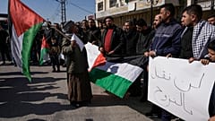 الفلسطينيون الذين طردتهم إسرائيل من بيوتهم في شمال الضفة الغربية يشاركون في مظاهرة تطالب بالسماح لهم بالعودة إلى منازلهم في طولكرم، تاريخ 25 شباط 2025
