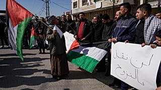 الفلسطينيون الذين طردتهم إسرائيل من بيوتهم في شمال الضفة الغربية يشاركون في مظاهرة تطالب بالسماح لهم بالعودة إلى منازلهم في طولكرم، تاريخ 25 شباط 2025
