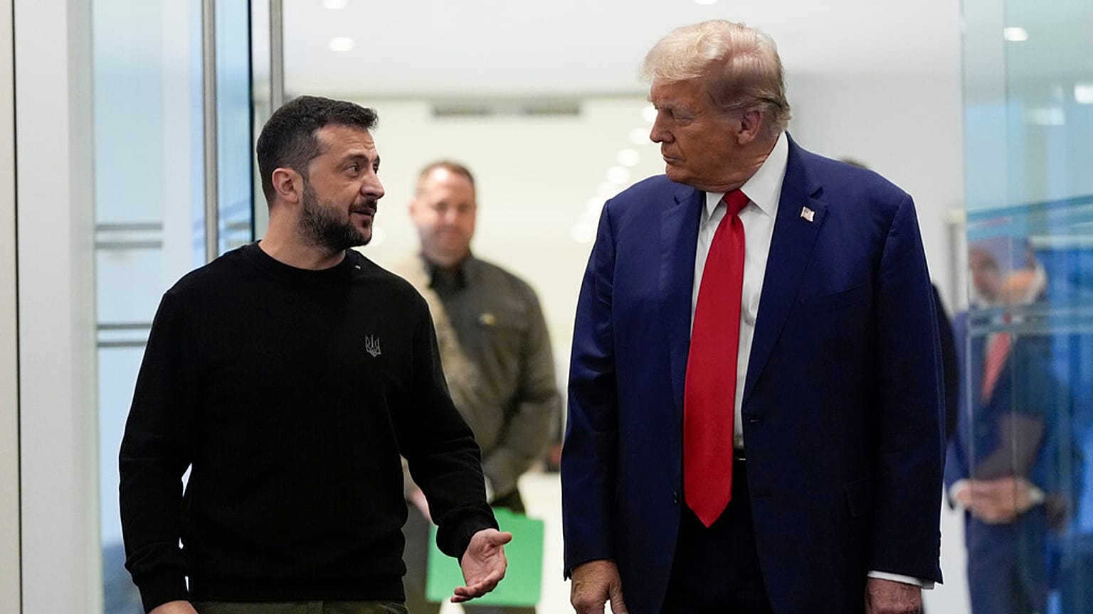 Donald Trump amerikai elnök találkozik Volodimir Zelenszkij ukrán elnökkel a Trump Towerben New Yorkban 2024. szeptember 27-én.