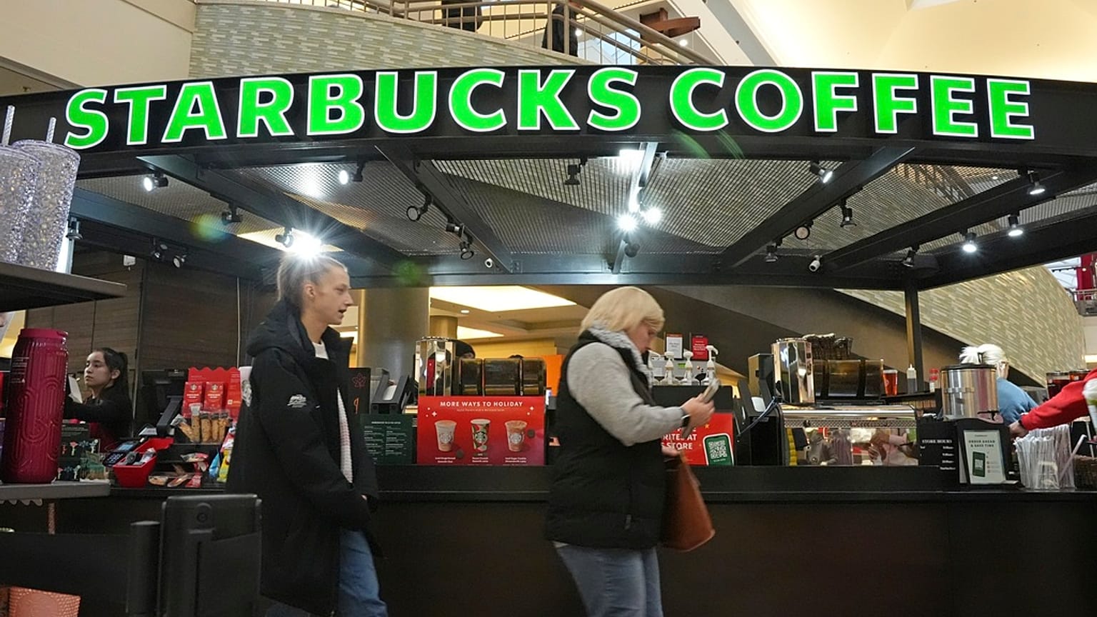 New York'taki bir Starbucks mağazasında kahve alan insanlar, 30 Kasım 2024