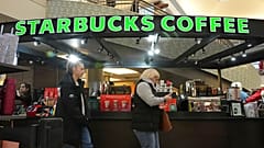 New York'taki bir Starbucks mağazasında kahve alan insanlar, 30 Kasım 2024