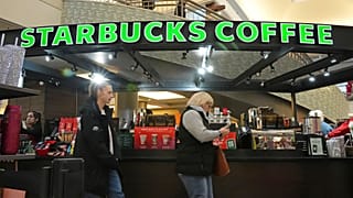 New York'taki bir Starbucks mağazasında kahve alan insanlar, 30 Kasım 2024