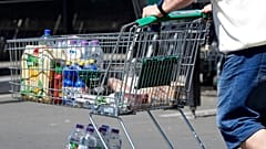 Un hombre empuja un carrito de la compra a la salida de un supermercado, el miércoles 31 de mayo de 2023.