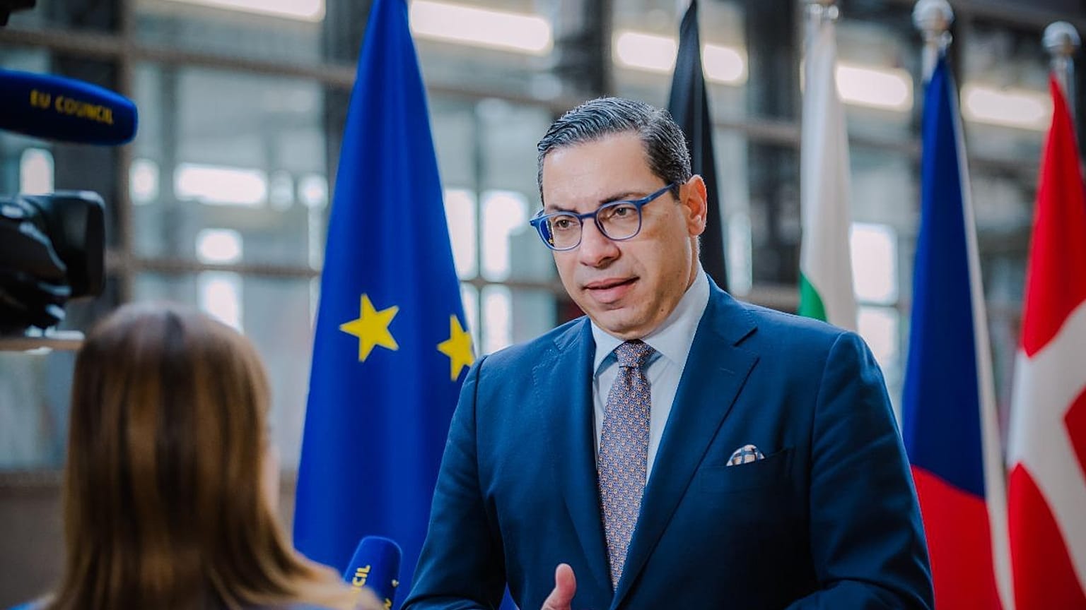 Ο υπουργός Εξωτερικών της Κύπρου, Κωνσταντίνος Κόμπος, συνομιλεί με τη δημοσιογράφο του Euronews, Μαρία Ψαρά