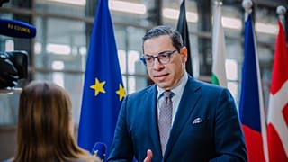 Ο υπουργός Εξωτερικών της Κύπρου, Κωνσταντίνος Κόμπος, συνομιλεί με τη δημοσιογράφο του Euronews, Μαρία Ψαρά