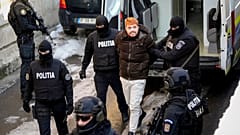 Mohamed Amra, apodado "La Mosca", es conducido por agentes de Policía al Tribunal de Apelación de Bucarest, Rumanía, el domingo 23 de febrero de 2025.