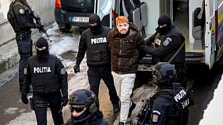 Mohamed Amra, "die Fliege", in Handschellen vor dem Berufungsgericht in Bukarest, 23. Februar 2025