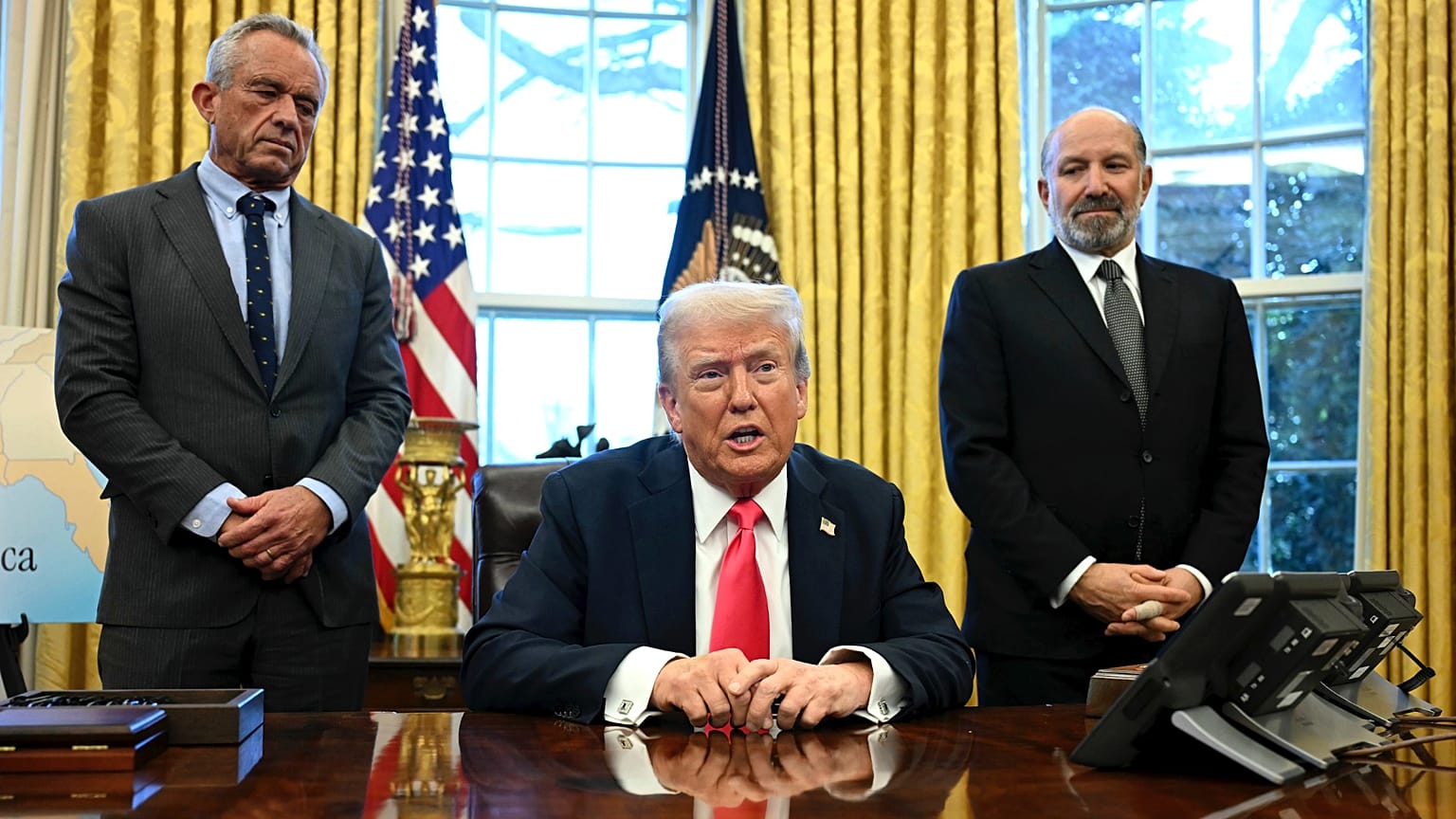 ABD Başkan Donald Trump, Sağlık Bakanı Robert F. Kennedy Jr. (solda) ve Ticaret Bakanı Howard Lutnick'in Beyaz Saray'daki Oval Ofis'te, 25 Şubat 2025.