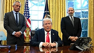 ABD Başkan Donald Trump, Sağlık Bakanı Robert F. Kennedy Jr. (solda) ve Ticaret Bakanı Howard Lutnick'in Beyaz Saray'daki Oval Ofis'te, 25 Şubat 2025.