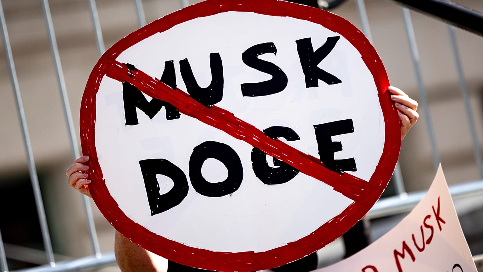 Elon Muskot kritizáló transzparens egy Los Angeles-i tüntetésen