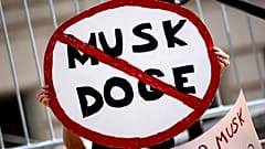 Elon Muskot kritizáló transzparens egy Los Angeles-i tüntetésen