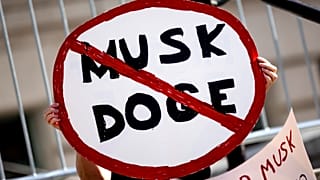 Elon Muskot kritizáló transzparens egy Los Angeles-i tüntetésen