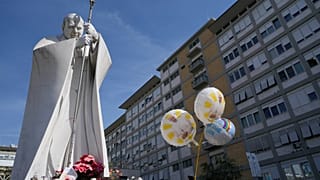 Papa teve “noite tranquila” e mantém-se em repouso, informa o Vaticano