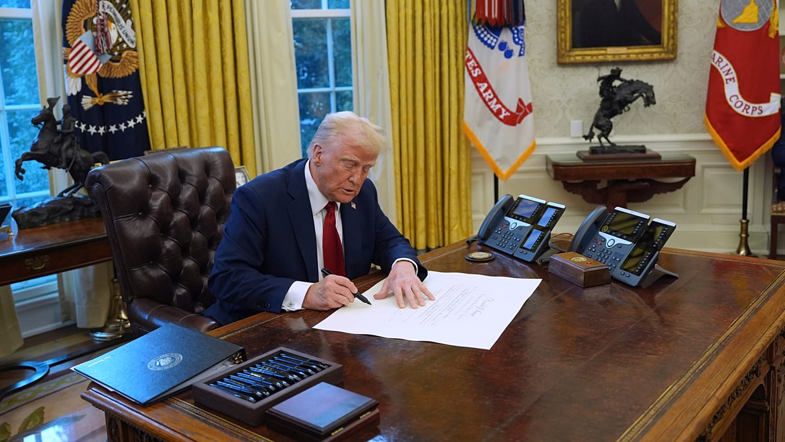 El presidente de EE.UU., Donald Trump, firma órdenes ejecutivas en el Despacho Oval de la Casa Blanca.