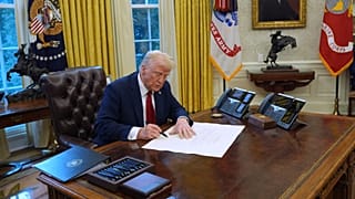 El presidente de EE.UU., Donald Trump, firma órdenes ejecutivas en el Despacho Oval de la Casa Blanca.
