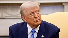 Trump, durante una reunión con el presidente de Francia, Emmanuel Macron, en el Despacho Oval de la Casa Blanca en Washington, el lunes 24 de febrero de 2025.