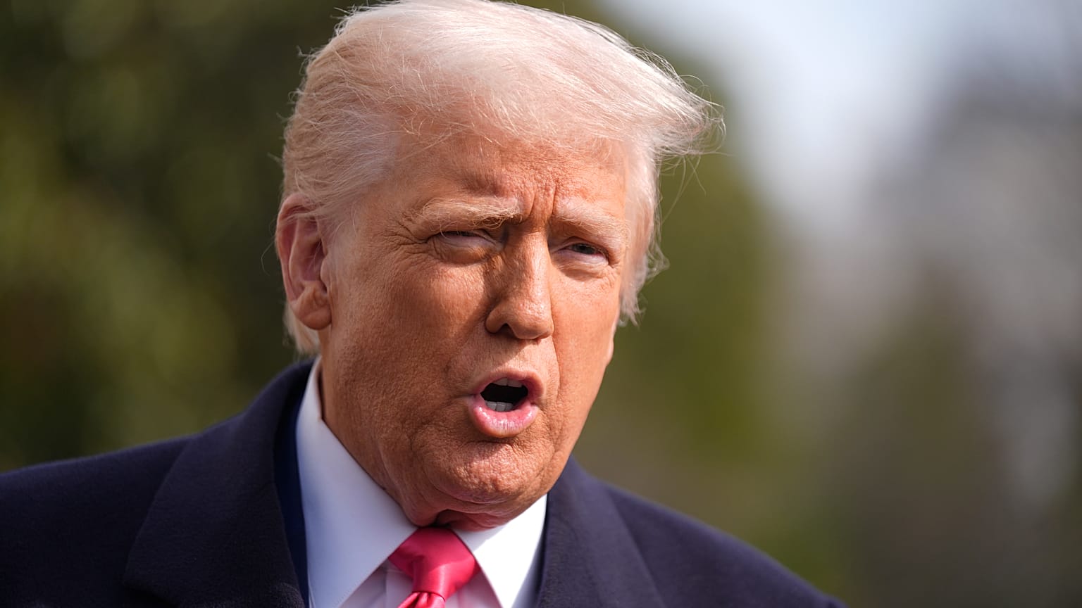 Başkan Donald Trump'ın 22 Şubat 2025 Cumartesi günü Washington'daki Beyaz Saray'dan ayrılmadan önce gazetecilere verdiği demecin dosya fotoğrafı. 