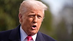 Başkan Donald Trump'ın 22 Şubat 2025 Cumartesi günü Washington'daki Beyaz Saray'dan ayrılmadan önce gazetecilere verdiği demecin dosya fotoğrafı. 