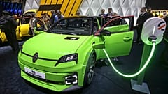 Renault R5 E-Tech elektrikli model otomobil, 26 Şubat 2024 Pazartesi günü İsviçre'nin Cenevre kentinde düzenlenen 91. Cenevre Uluslararası Otomobil Fuarı'nın (GIMS) basın gününde tanıtıldı.