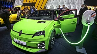 Renault R5 E-Tech elektrikli model otomobil, 26 Şubat 2024 Pazartesi günü İsviçre'nin Cenevre kentinde düzenlenen 91. Cenevre Uluslararası Otomobil Fuarı'nın (GIMS) basın gününde tanıtıldı.