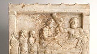 M.Ö. 4. yüzyılın sonları ile 3. yüzyılın başlarına tarihlenen Mezar Kabartması, ölen bir kişiyi ailesiyle birlikte abartılı bir ziyafette tasvir etmektedir.