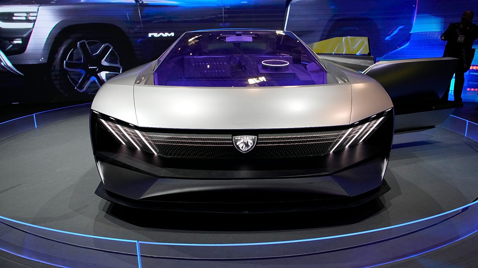 CES teknoloji fuarı sırasında Stellantis standında sergilenen Peugeot Inception Concept otomobilinin bir fotoğrafı, 6 Ocak 2023