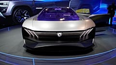 CES teknoloji fuarı sırasında Stellantis standında sergilenen Peugeot Inception Concept otomobilinin bir fotoğrafı, 6 Ocak 2023