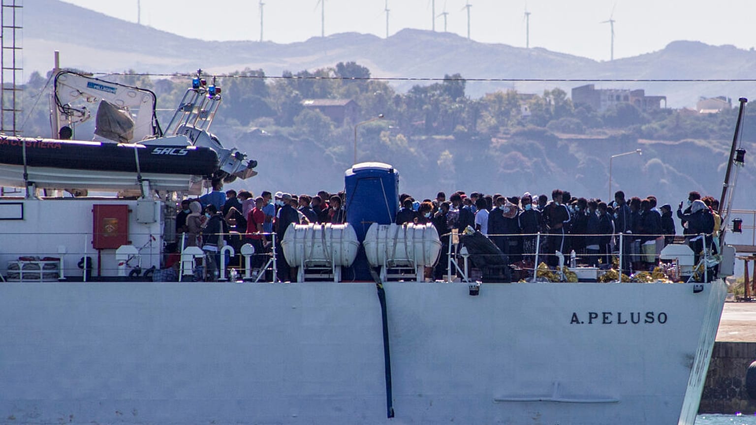 Göçmenler Lampedusa adasından transfer edildikten sonra iki askeri gemiyle Sicilya'nın Porto Empedocle kentine vardı, 27 Temmuz 2020. 