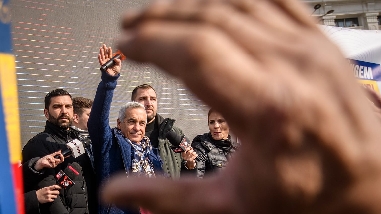 Der rumänische ultranationalistische Politiker Calin Georgescu winkt Anhängern zu, 22. Februar 2025