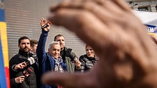 Der rumänische ultranationalistische Politiker Calin Georgescu winkt Anhängern zu, 22. Februar 2025