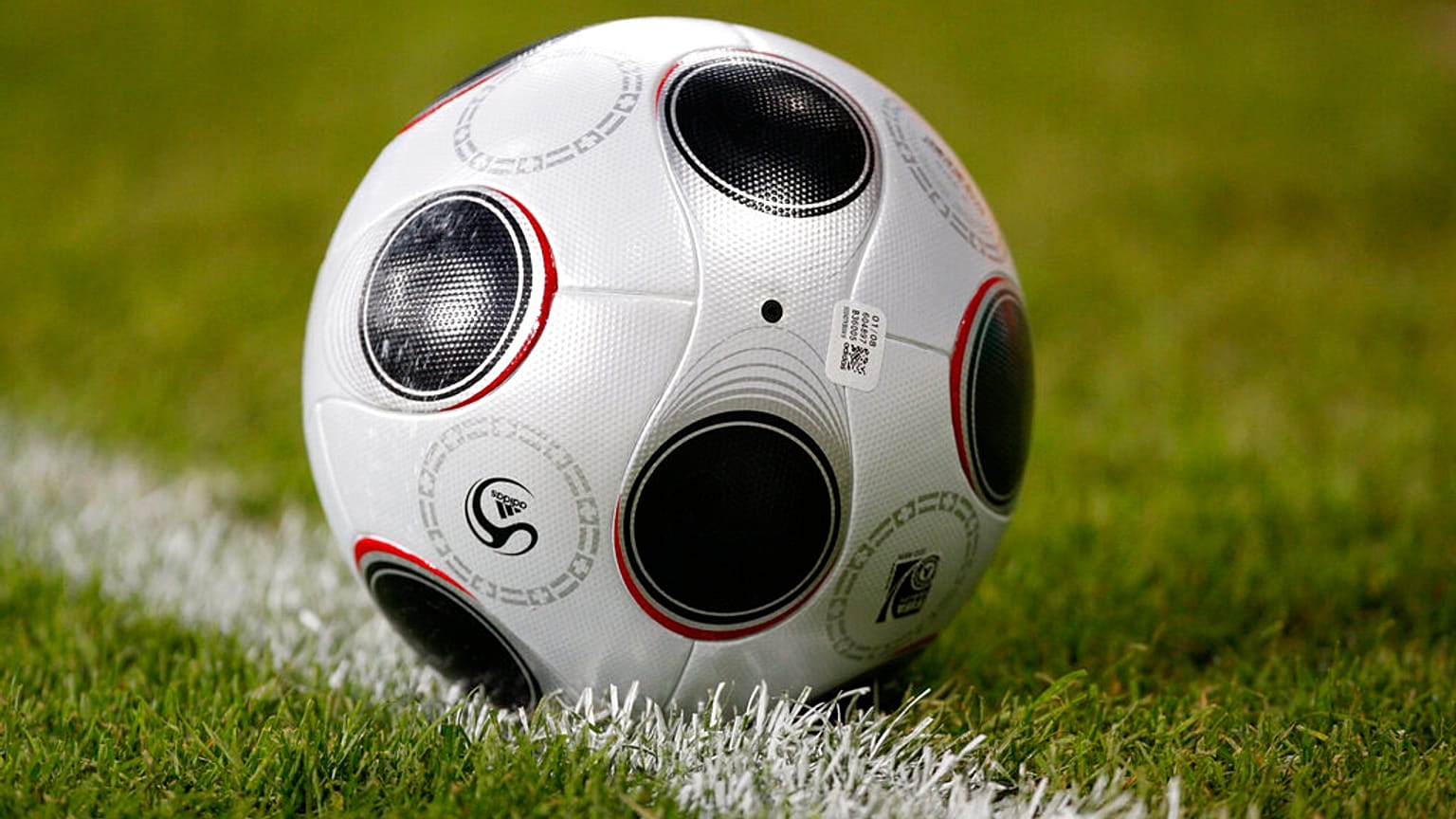 كرة اليوروباس قبل مباراة المجموعة B بين ألمانيا وبولندا في كلاغنفورت، النمسا، يوم الأحد 8 يونيو 2008، في بطولة أمم أوروبا 2008 لكرة القدم في النمسا وسويسرا. 