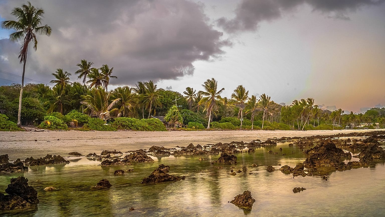 Nauru'nun kıyı şeridi erozyon ve denizlerin yükselmesi gibi çifte tehditle karşı karşıya