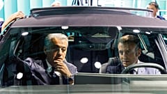 El presidente francés, Emmanuel Macro, a la derecha, y el director general de Renault, Luca De Meo, se sientan en un automóvil exhibido en el Salón del Automóvil de París