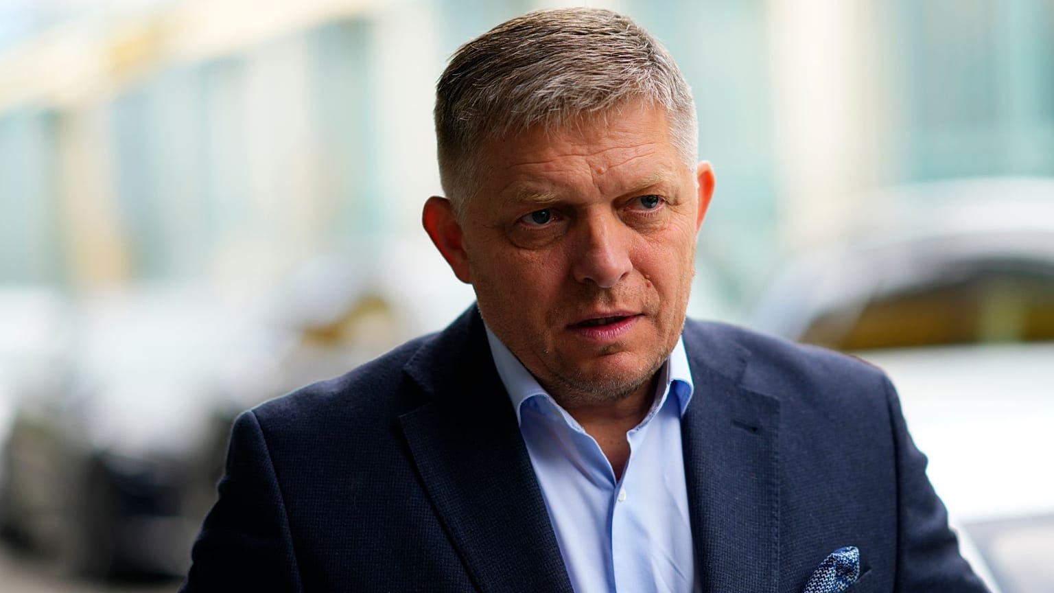 Slovakya Başbakanı Robert Fico, başkent Bratislava'daki parti genel merkezinin önünde, 1 Ekim 2023