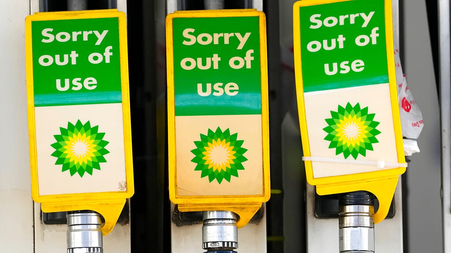 Londra'daki bir BP benzin istasyonunda kullanılmayan benzin pompaları, Salı, 7 Şubat 2023.