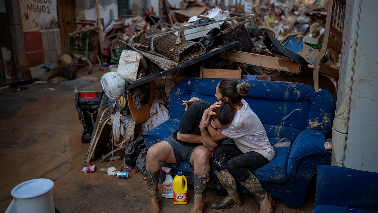 Archivo: Dos personas abrazadas tras rescatar algunas de sus pertenencias de su casa inundada en Paiporta, Valencia (España), el martes 5 de noviembre de 2024.