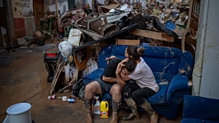 Archivo: Dos personas abrazadas tras rescatar algunas de sus pertenencias de su casa inundada en Paiporta, Valencia (España), el martes 5 de noviembre de 2024.