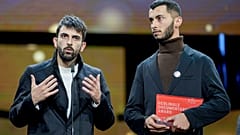  الفلسطيني باسل عدرا (على اليمين) والإسرائيلي يوفال أبراهام يتسلمان جائزة الفيلم الوثائقي عن "لا أرض أخرى" في مهرجان برلين الدولي، يوم السبت 24 فبراير 2024. 