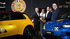Dyrektor generalny marki Renault, Fabrice Cambolive, odbiera nagrodę dla Samochodu Roku 2025 za Renault R5 podczas Brussels Auto Show w Brukseli, 10 stycznia 2025 r.