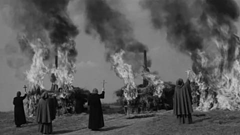 Escocia rinde homenaje a las víctimas de la caza de brujas con un nuevo diseño de tartán. En la imagen: Fotograma de la película checa de 1970 "Witchhammer".