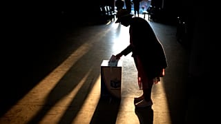Bir kadın, 29 Mayıs 2024'te Güney Afrika'nın Eshowe kentinde genel seçimler sırasında bir merkezde oy kullanıyor