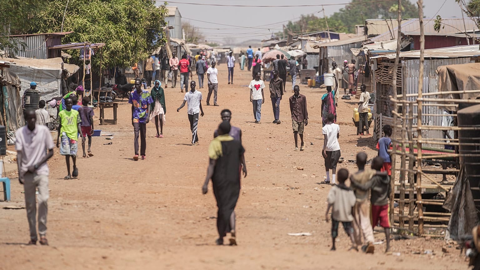 سودانيون يسيرون في أحد شوارع جوبا، جنوب السودان، الخميس 13 شباط/ فبراير 2025.
